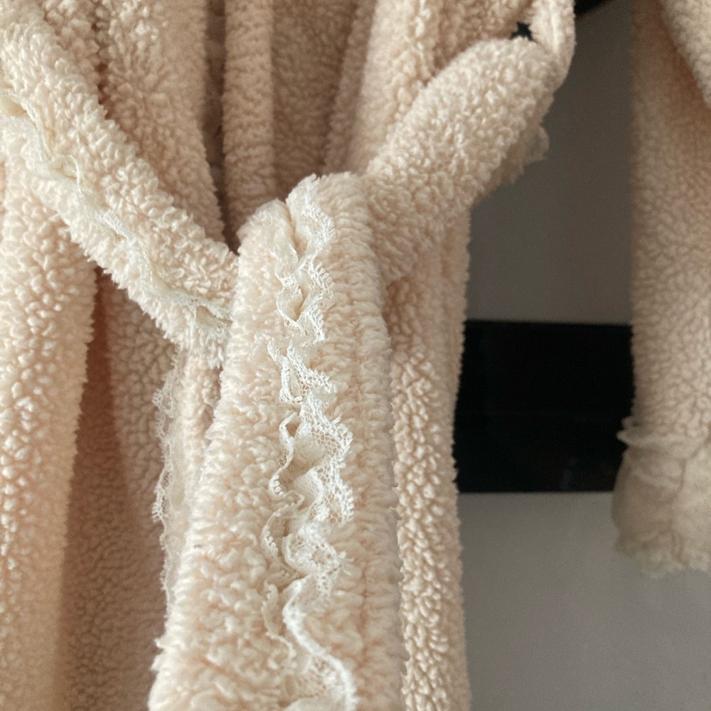 Fancy Ruffled Robe! - Picture 9 of 14